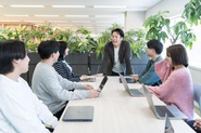 チームで協力しながら仕事を進めます。