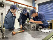 この金型トラブルは何が原因だろうか？と皆で一緒になって検討中！