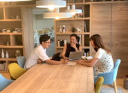 マーケティング施策について打ち合わせ中。