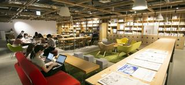 開放的なオフィスで所属部署に関係なく社員が活発にコミュニケーションをとりながら仕事をしています。