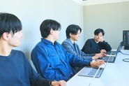 個性に富んだメンバーが互いに協力しあいながら仕事を進めていきます。