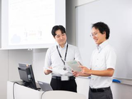 研修の受講、模擬講義、フィードバックを経て、段階的にデビューへ