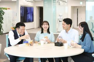 職種や年次に関係なく、自然と会話が生まれるのが私たちのチームの特徴です。 仕事の合間のちょっとした雑談やランチの時間も、メンバー同士の距離を縮める大切なコミュニケーションの場。 相談しやすく、意見も言いやすい空気があるからこそ、安心して挑戦できる環境が整っています。 日々の何気ない時間から、チームワークが育っています。