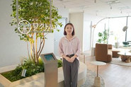 「3分悩んだらすぐ仲間に相談する」という合理的な文化を体現する日常の一コマです。複雑なタスクやイレギュラーな状況に直面したときこそ、チームで最速の最適解を導き出す仕組みが整っています。年齢や社歴に関わらず、アイデアをフラットにぶつけ合える風通しの良さがあります。
