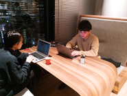 アベマタワーズのラウンジで作業してる様子