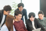 社内のツールや技術を使って、みんなで開発を楽しんでいます。自分のペースで学びながら、新しいアイデアを形に！
