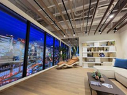 モデルリビングでは、リビングルームを想定した実際のタワーマンションの眺望を体験することができます。