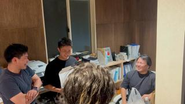 帰社前に社員でケーキを食べる前の様子