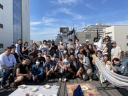 毎年開催する社内イベント！夏に行われたBBQの集合写真です。