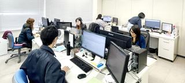 設計課の部屋。集中していますが、休憩中は結構和気あいあい。