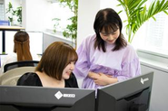 全席Wモニター完備のオフィス環境