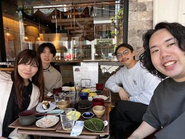 オフィスは渋谷にあります。毎週木曜日は『シャッフルランチ』と称して事業部を超えたメンバー同士で外に出かけ、一緒に食事と会話を楽しんでいます！