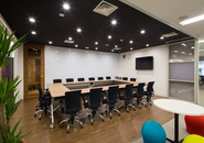 大会議室は可動式の間仕切りを設置し空間を一体化