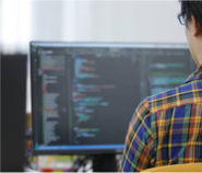 メモリ16GBの13インチMacBook Proが標準で、キーボードはUS/JISから選べます。ディスプレイはUSB Type-C接続可能な23.8インチのフルHDディスプレイ2台か27インチの4Kディスプレイ1台のどちらかを選べます。