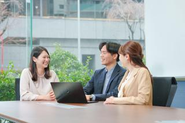 顧客に高付加価値を提供するため、社内では年次問わず意見が飛び交います。
