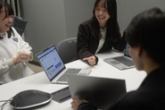社内ではAIやマーケティングの最新情報が飛び交い、頻繁に意見交換する場も設けています。