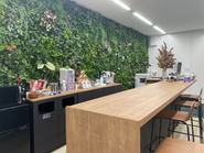 カウントーバーがあり、コーヒーメーカー等完備