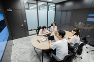 メンバー全員が「3つのシップ（判断基準）」を大切にし、お互いの専門性を活かしながら、フラットでオープンなコミュニケーションで新しい価値を創造しています 。