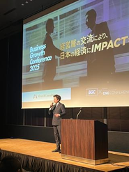 主催する経営者カンファレンスにて挨拶をする弊社代表の吉住