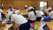 既に180万人が利用する「ALPHA」を触る子どもたち。プロダクトを通して子どもたちに成長の機会を届けます。