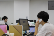 電話とメールでお客様とやり取りをします。