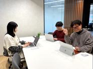 実は写真右下が社長。「こんな新規事業を考えました！」という提案も、直接提案できるくらい距離の近い組織です。