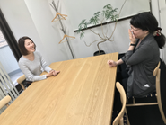 東京オフィスで対談のブログコンテンツ作成中