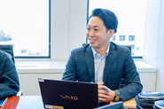 代表の曽我。20年以上前から"すべての人と人のコミュニケーション（通信）が インタラクティブ（双方向）につながっていく 未来のネットワーク社会をデザイン（創造設計）し、 社会に貢献する企業であり続ける"という企業理念を掲げ事業成長を続けております。