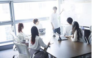 新卒もベテランも混ざっていますが、一糸乱れぬチームワークを発揮しています。