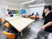 広々としたオープンスペース。隣には会議室も。