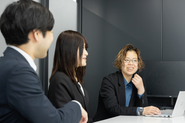 和気藹々とした雰囲気で、楽しく、全力で仕事に向き合っています！（服装はカジュアルな服装で構いません笑）