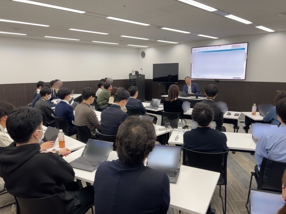 「タウンホールミーティング」開催の季節～ 岡部社長と直接対話する、年1回の特別な時間～