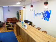 ソファーやカウンターなど、自分の働きやすい空間で働く社員も多数います。