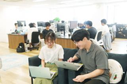 メンバー同士の距離が近く、自然とコミュニケーションが活性化する環境です。