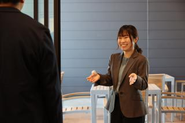 人と関わるのが好きな人は向いている仕事だと思います。PCと向き合っているだけの仕事ではなくて、お客様の問題や課題を一緒に解決して行くのが仕事です。業界未経験でも心配いりません！