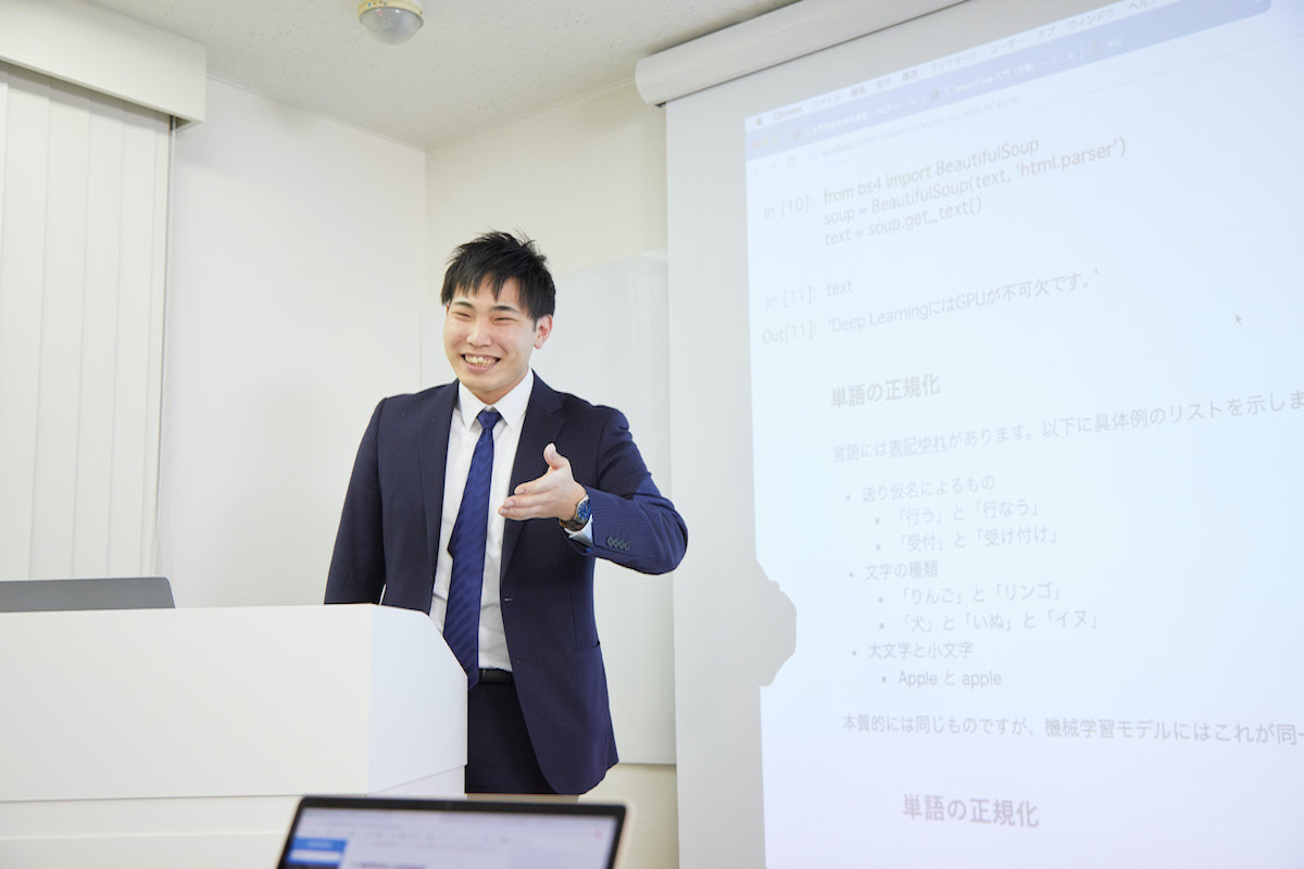 小売大手企業から AI ベンチャーへ。プログラミング未経験・ド文系の私が、今はマネージャーをしています！