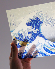 Puzzlock266 Clear『神奈川沖浪裏』――透明な樹脂に描かれた葛飾北斎の有名な絵画。手に取ると透き通るような青色がとてもきれいな作品です。