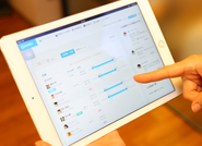 先生はiPadで園児の情報を確認・記録