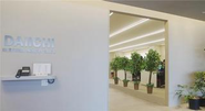 本社工場の事務所棟も緑が多く綺麗なオフィスです。