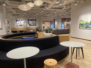 東京オフィスのWeWork Kanda Squareは広々とした共有スペース完備！水やお茶、コーヒーなども飲み放題です。