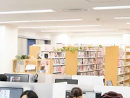 図書館のような社内風景