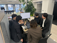 プロジェクトの成功のために、誰もが遠慮なく意見をぶつけ合えるフラットな環境です。