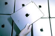 数百台のiPadを取り扱うことも！仕入や検品から製品化までの全てを担うチャンスがあります！