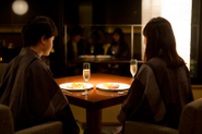 食事中、ひとつひとつのテーブルにお客様それぞれのストーリーが。