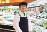 短大2年生の時、インターンシップでマルイ（上井店）の青果部門を体験しました。その時に担当いただいた社員の方が、きさくな上に仕事も早く、お客様からの信頼も厚い方でした。自分もそのような社員になりたいと思い、志望しました。仕事のやりがいを感じれるのは、お客様からの感謝の言葉を頂いた時です。「この前はいい対応をしてくれてありがとう」「またあなたに頼みたいから、名前を覚えておくね」などの言葉を伝えられた時に、やりがいを感じています。