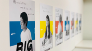 メンバーの個性を引き出したポージングに、手書きメッセージを添えたLABポスターを掲示しています