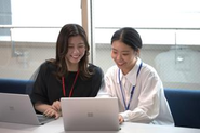 服装髪型は自由、チームで楽しく働きましょう！