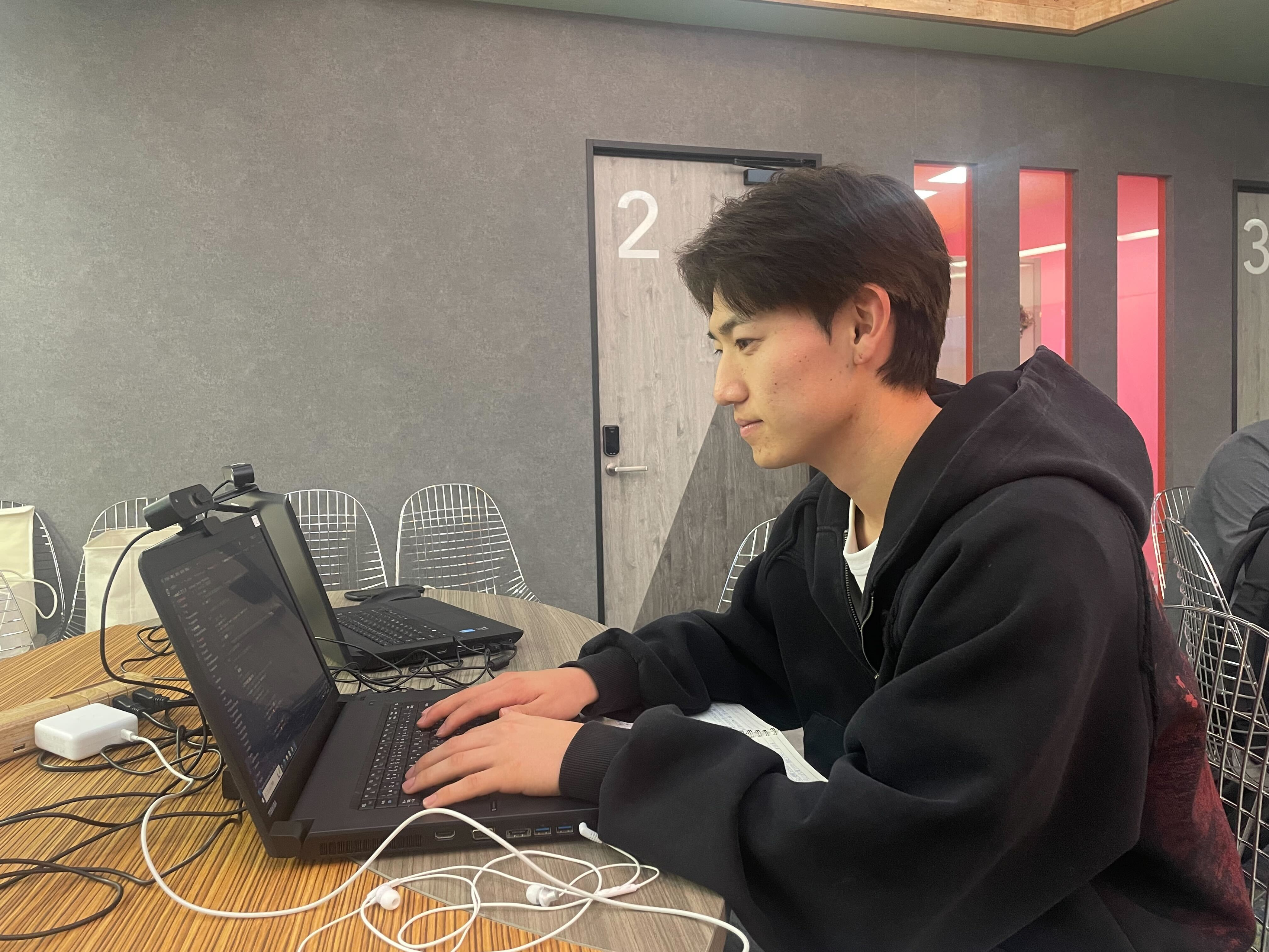 【25新卒社員インタビュー】北海道の右腕エース野球少年がITエンジニアに！？　大きな挫折と運命の出会いとは