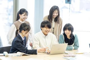 学習センターで1人でコツコツ課題に取り組むだけでなく、友人と話し合いをしながら課題に取り組む事も。