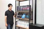弊社の代表（渡邉）と弊社が開発する製品群。